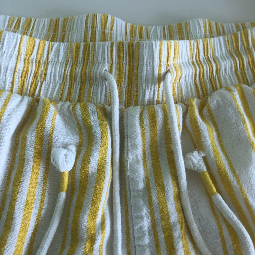 Torrid 2X Yellow White Striped Shorts Pull on Drawstring Size 18 20 Rayon Linen